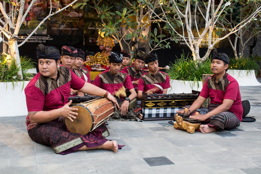 http://images.malkelapagading.com/album/3471//Balinese-Dance-05.jpg