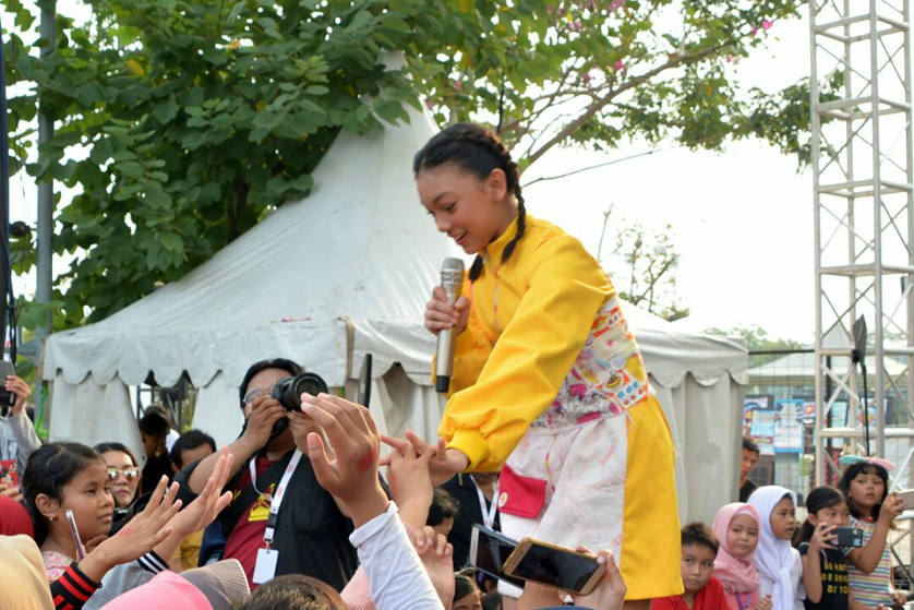 Aksi Naura Penuh Semangat di Summarecon Mal Bekasi