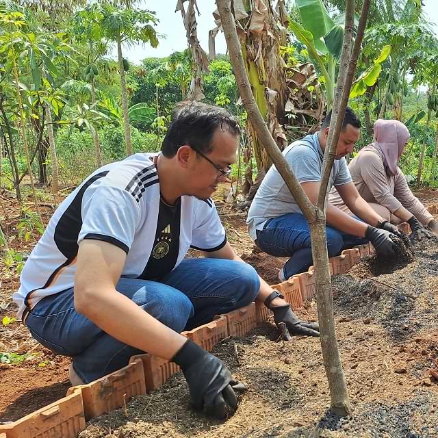 https://images.malkelapagading.com/album/6951//ABM_-_27_OKT_2023_-_Mengaduk_media_tanam_di_bedeng_(1).jpg