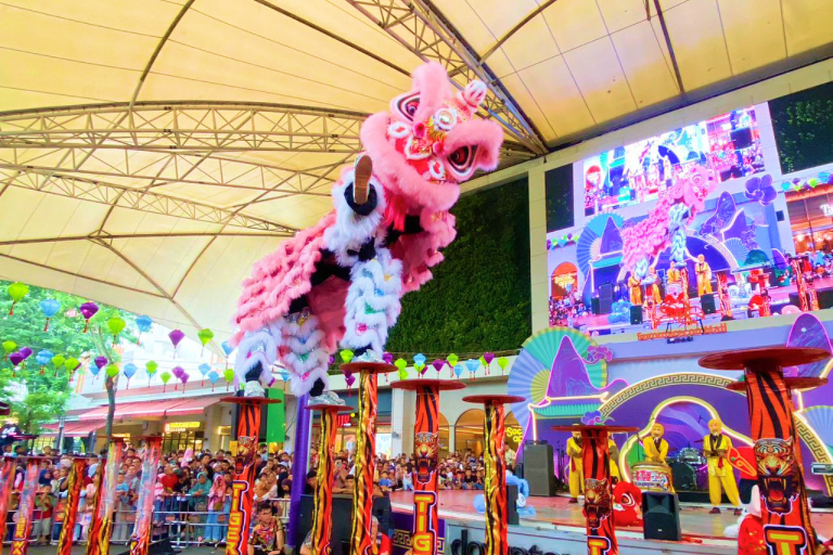 Atraksi Barongsai Patok Besi Meriahkan Imlek di Summarecon Mall Bekasi