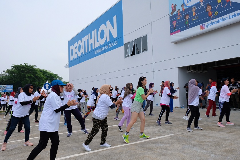 Para Wanita Aktif dan Sehat Di Decathlon Summarecon Bekasi